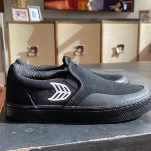 black cariuma skate shoes